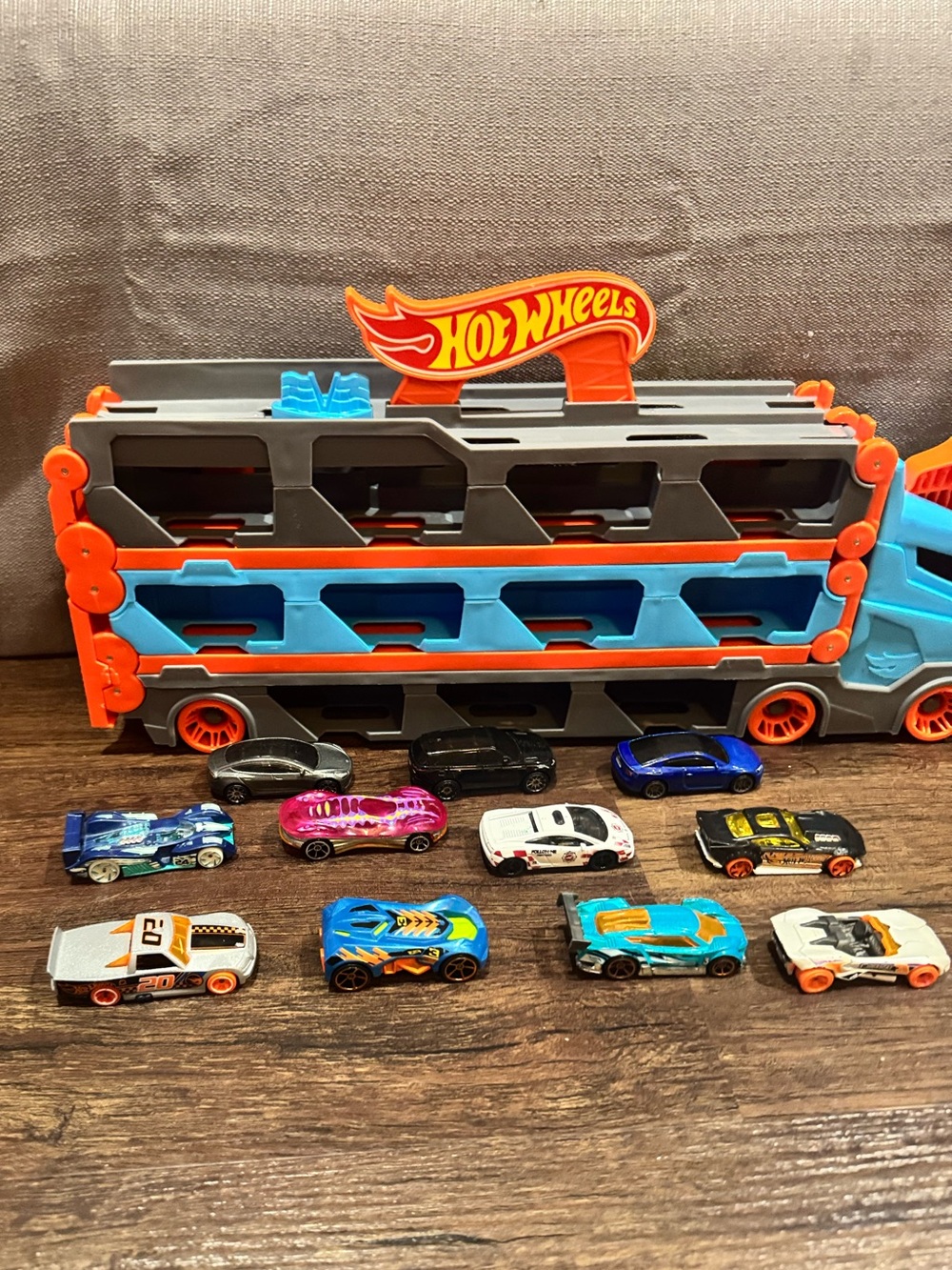 Hot Wheels Speedway Hauler with 11 Assorted Toy Cars